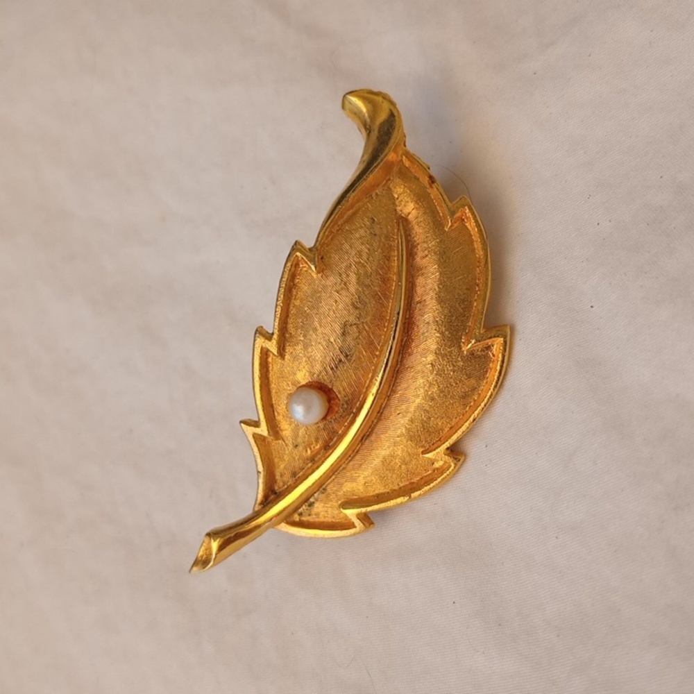 Elegant Gold Tone Leaf Brooch with Pearl Accent Party Streetwear Statement